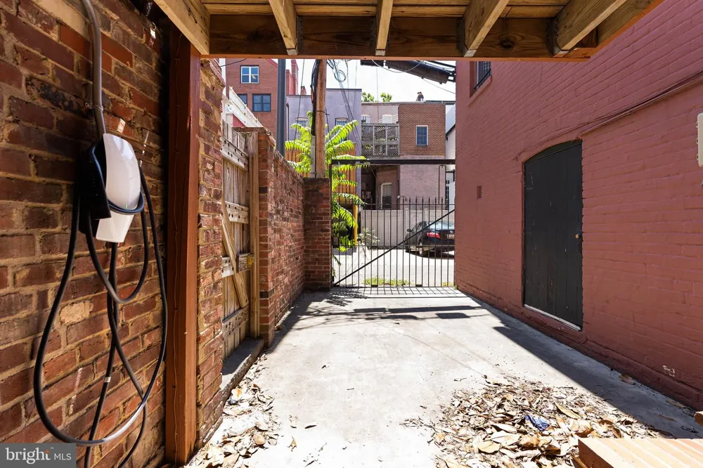 2010 HILLYER PLACE NW Washington, DC 20009