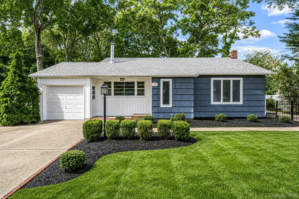 194 Phyllis Drive Patchogue, NY 11772