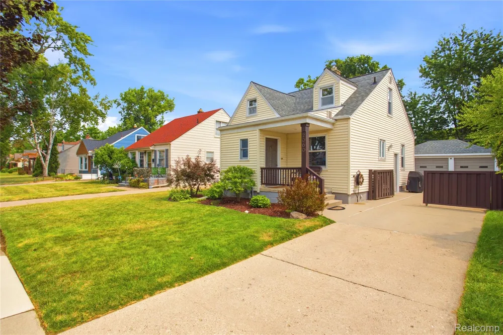 2060 Royal Avenue Berkley City, MI 48072
