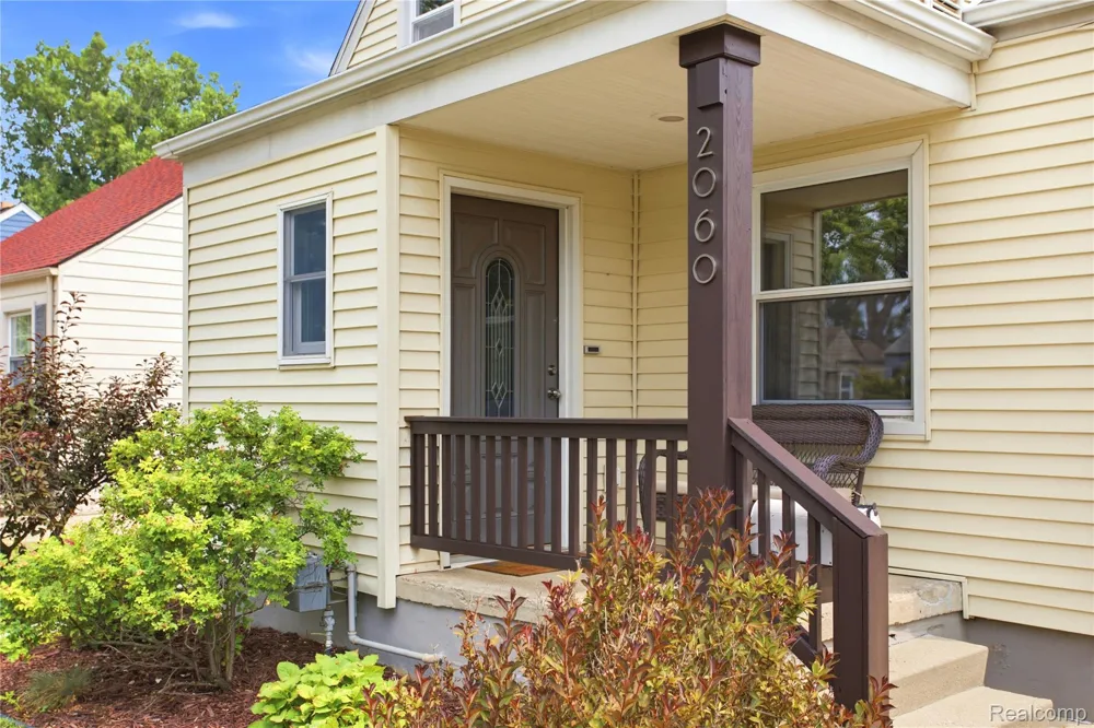 2060 Royal Avenue Berkley City, MI 48072