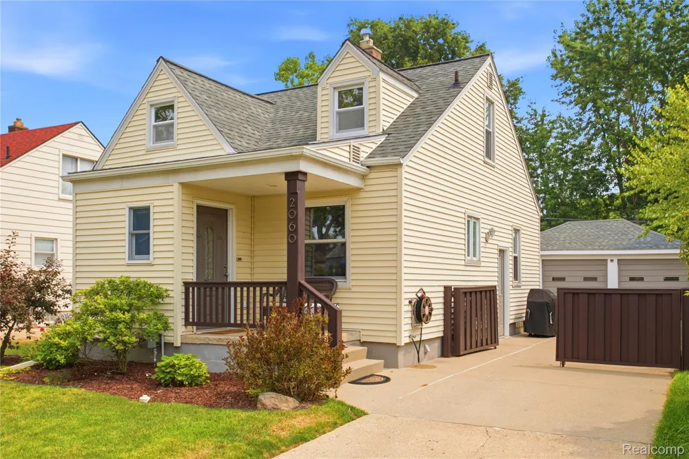 2060 Royal Avenue Berkley City, MI 48072