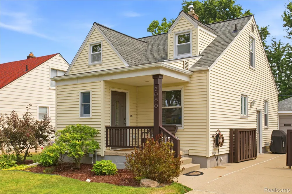 2060 Royal Avenue Berkley City, MI 48072