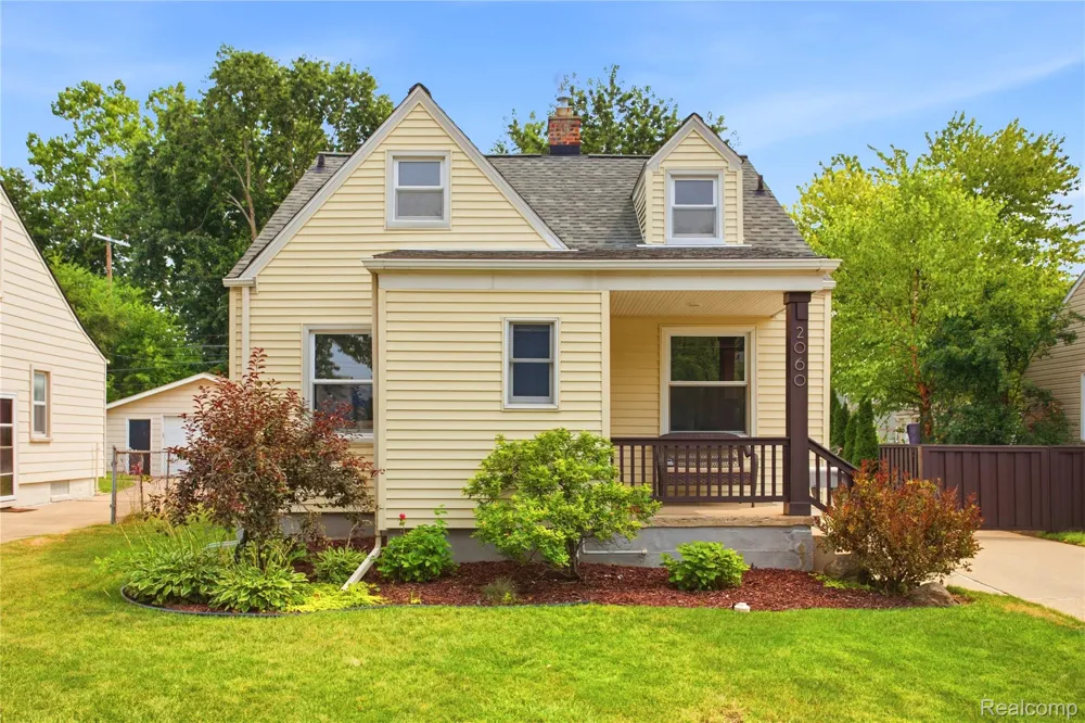 2060 Royal Avenue Berkley City, MI 48072