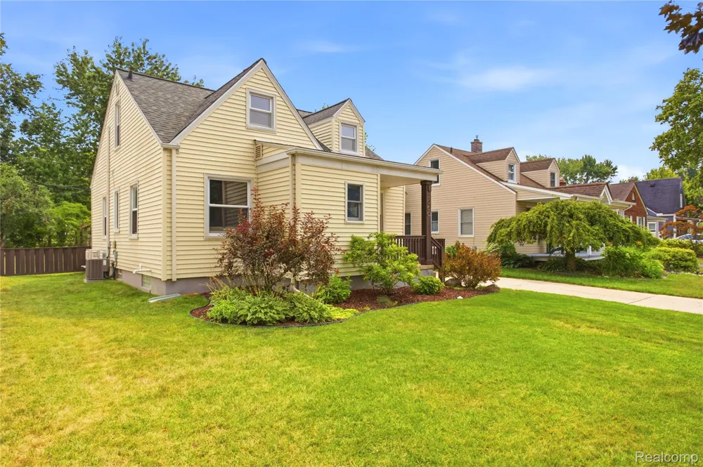 2060 Royal Avenue Berkley City, MI 48072