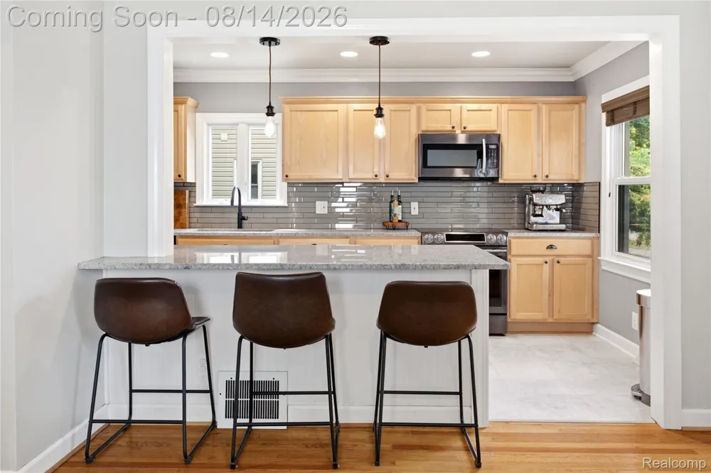 2060 Royal Avenue Berkley City, MI 48072