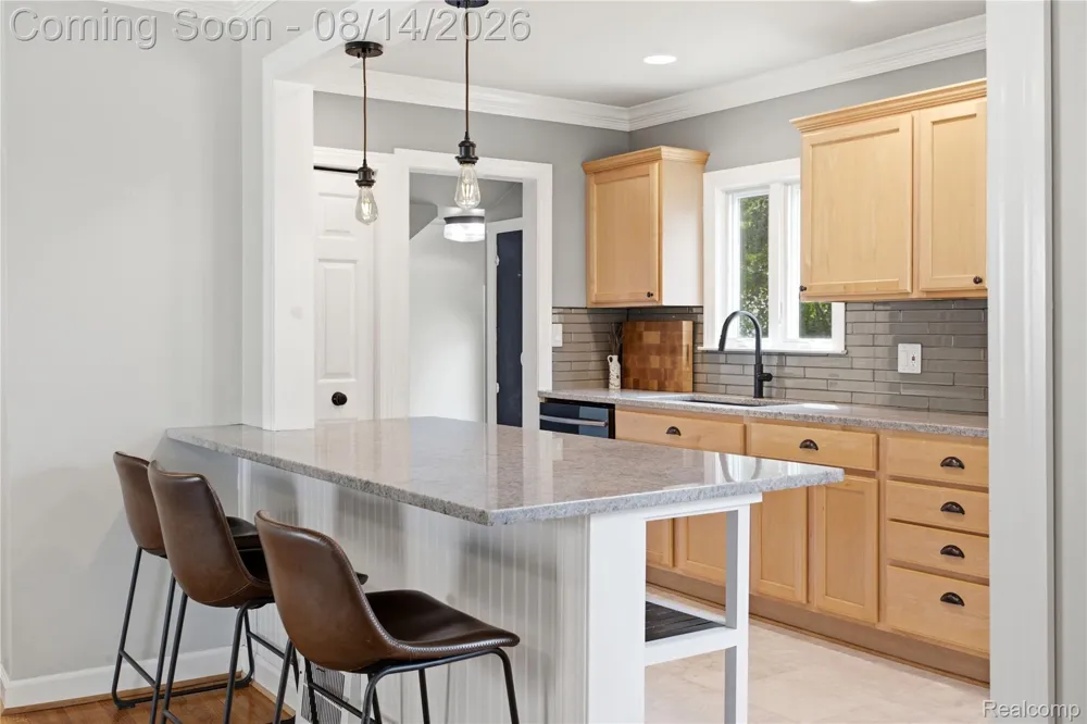 2060 Royal Avenue Berkley City, MI 48072