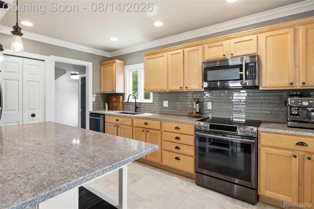 2060 Royal Avenue Berkley City, MI 48072