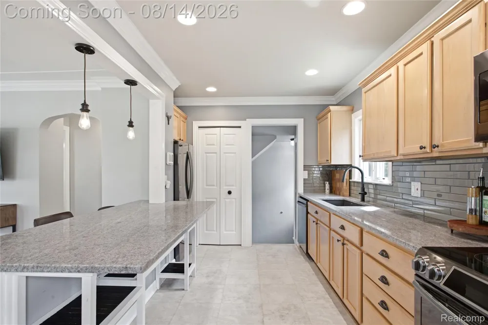 2060 Royal Avenue Berkley City, MI 48072