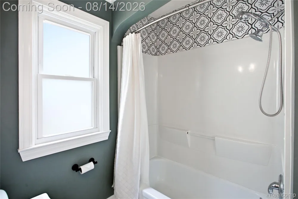 2060 Royal Avenue Berkley City, MI 48072