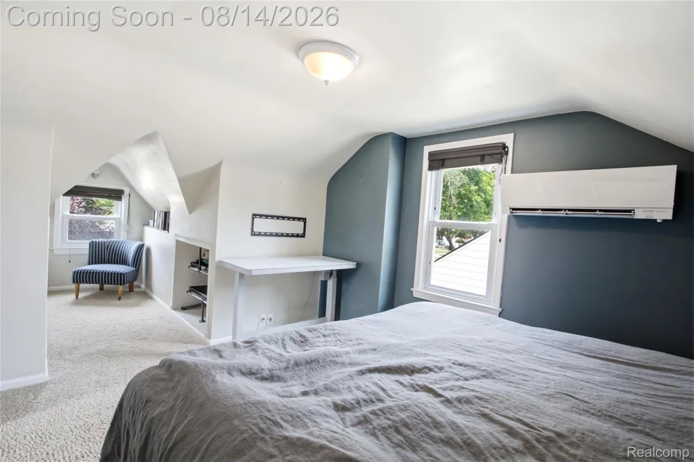 2060 Royal Avenue Berkley City, MI 48072