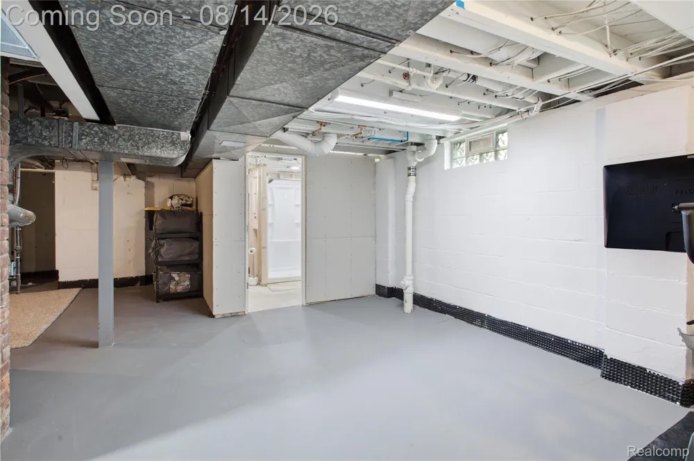 2060 Royal Avenue Berkley City, MI 48072