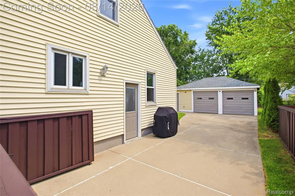 2060 Royal Avenue Berkley City, MI 48072