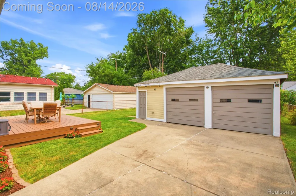 2060 Royal Avenue Berkley City, MI 48072