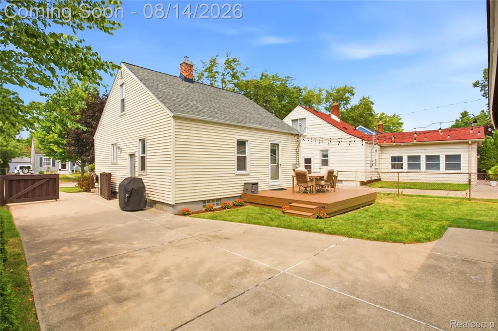 2060 Royal Avenue Berkley City, MI 48072