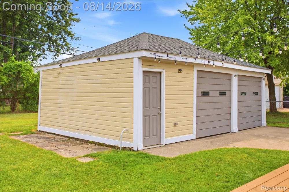 2060 Royal Avenue Berkley City, MI 48072