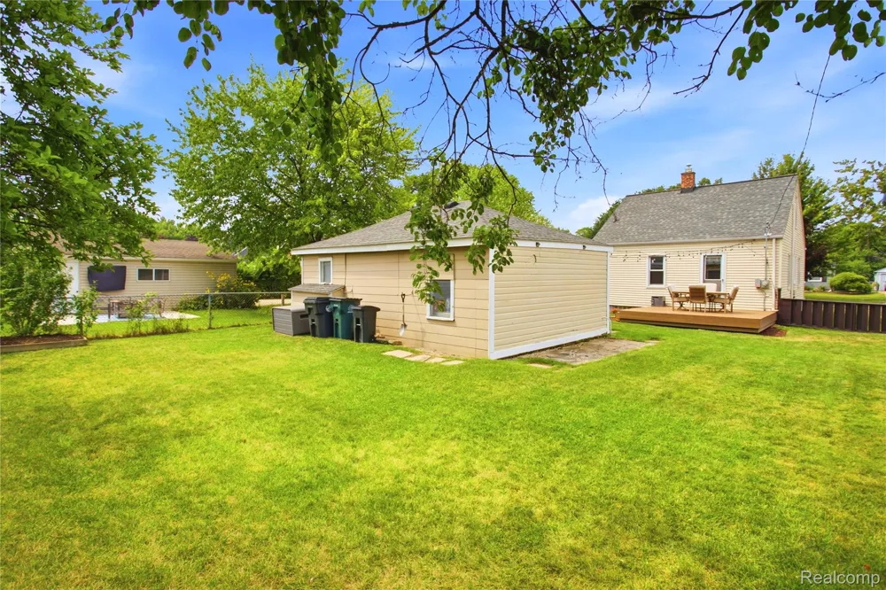 2060 Royal Avenue Berkley City, MI 48072