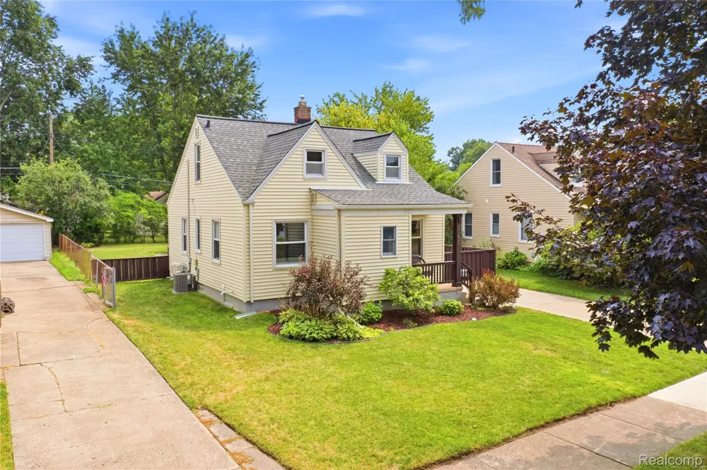 2060 Royal Avenue Berkley City, MI 48072