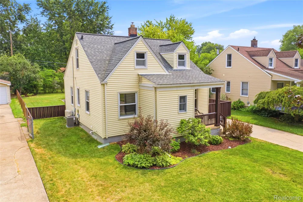 2060 Royal Avenue Berkley City, MI 48072