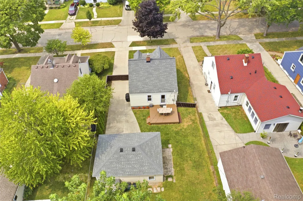 2060 Royal Avenue Berkley City, MI 48072