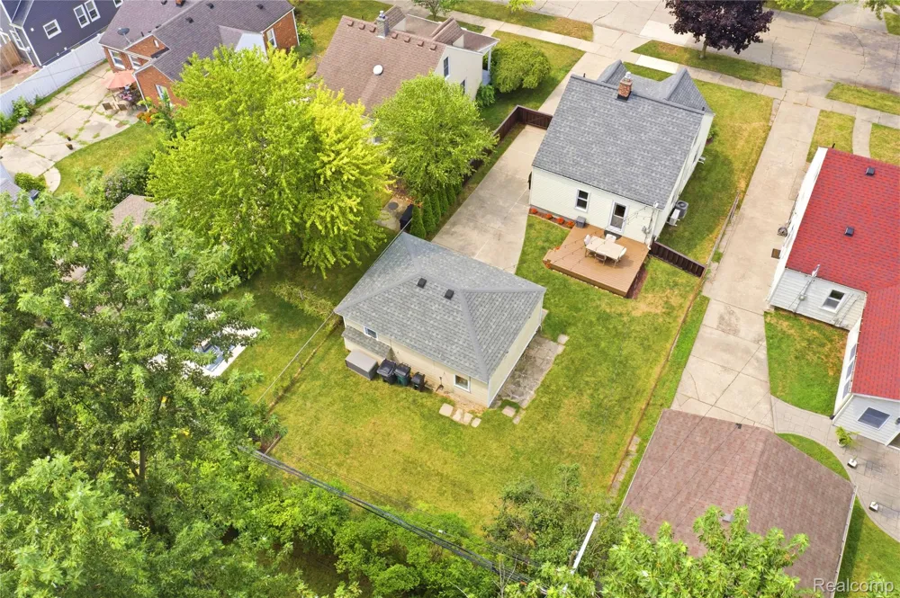 2060 Royal Avenue Berkley City, MI 48072