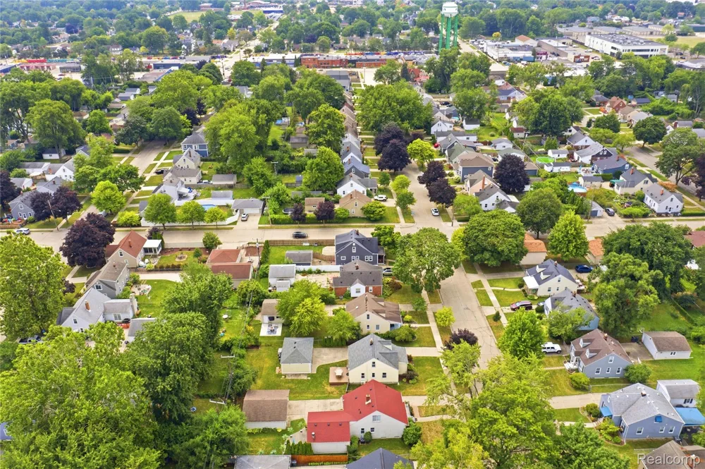 2060 Royal Avenue Berkley City, MI 48072