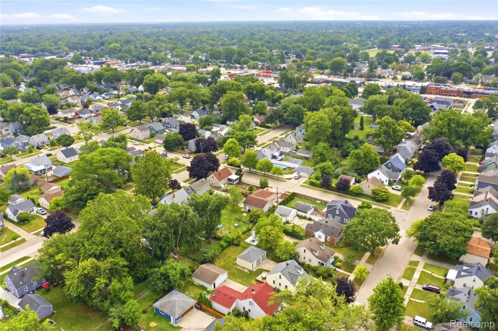 2060 Royal Avenue Berkley City, MI 48072