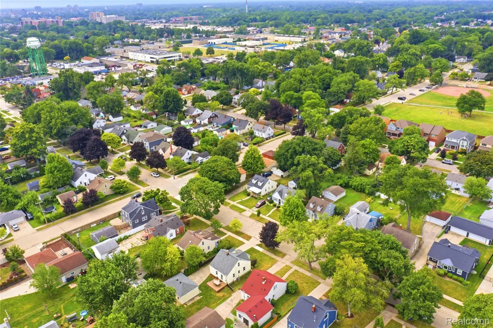 2060 Royal Avenue Berkley City, MI 48072