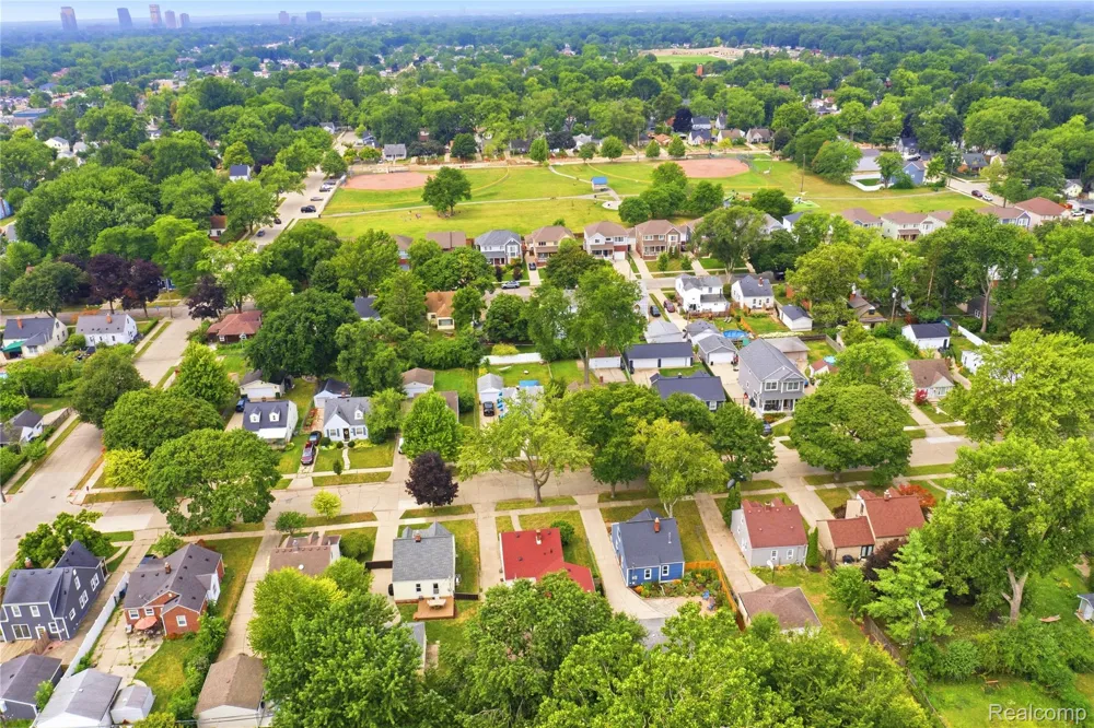 2060 Royal Avenue Berkley City, MI 48072