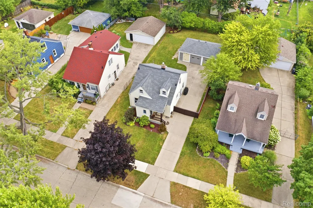 2060 Royal Avenue Berkley City, MI 48072