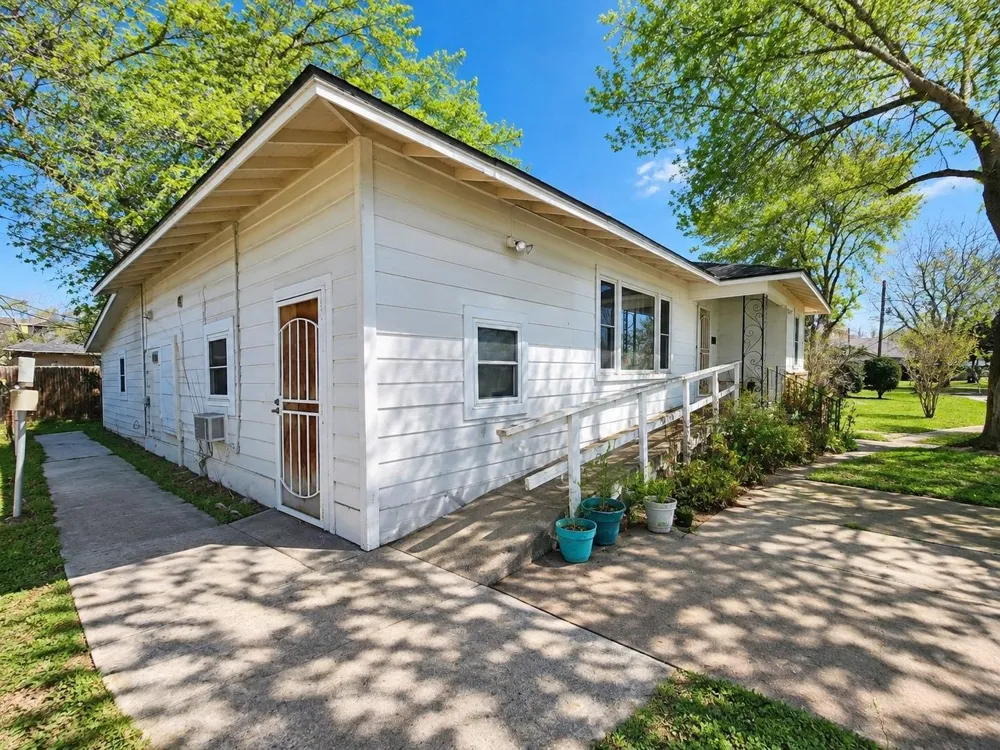 121 Club Drive Luling, TX 78648