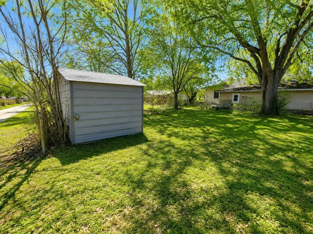 121 Club Drive Luling, TX 78648