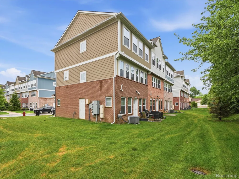 5927 Picall Drive Troy City, MI 48098