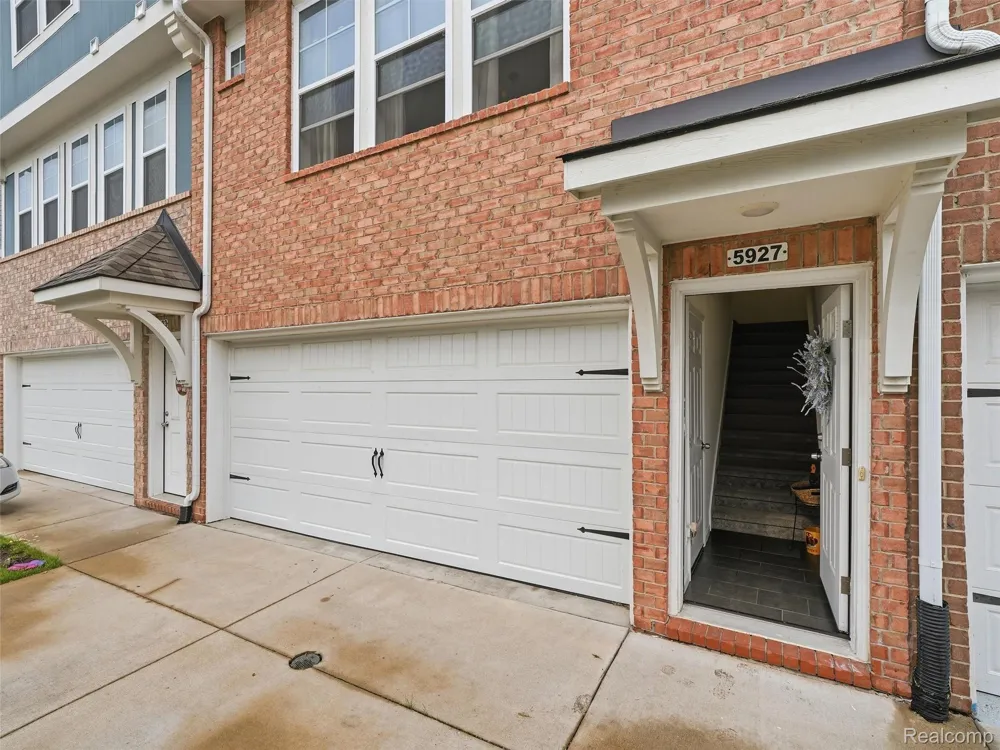 5927 Picall Drive Troy City, MI 48098