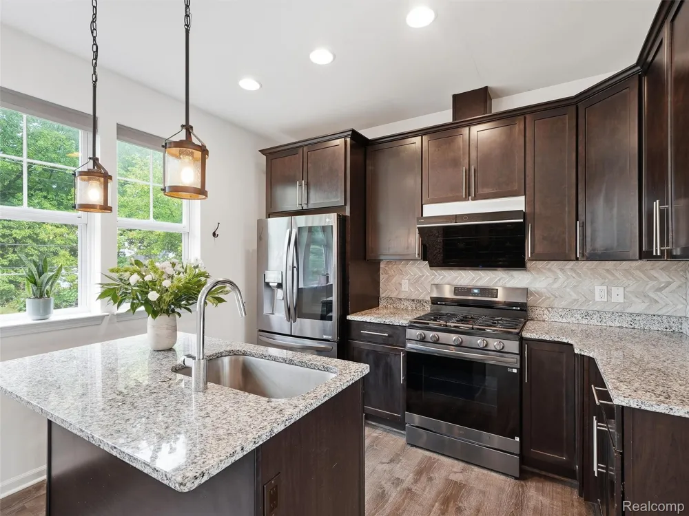 5927 Picall Drive Troy City, MI 48098