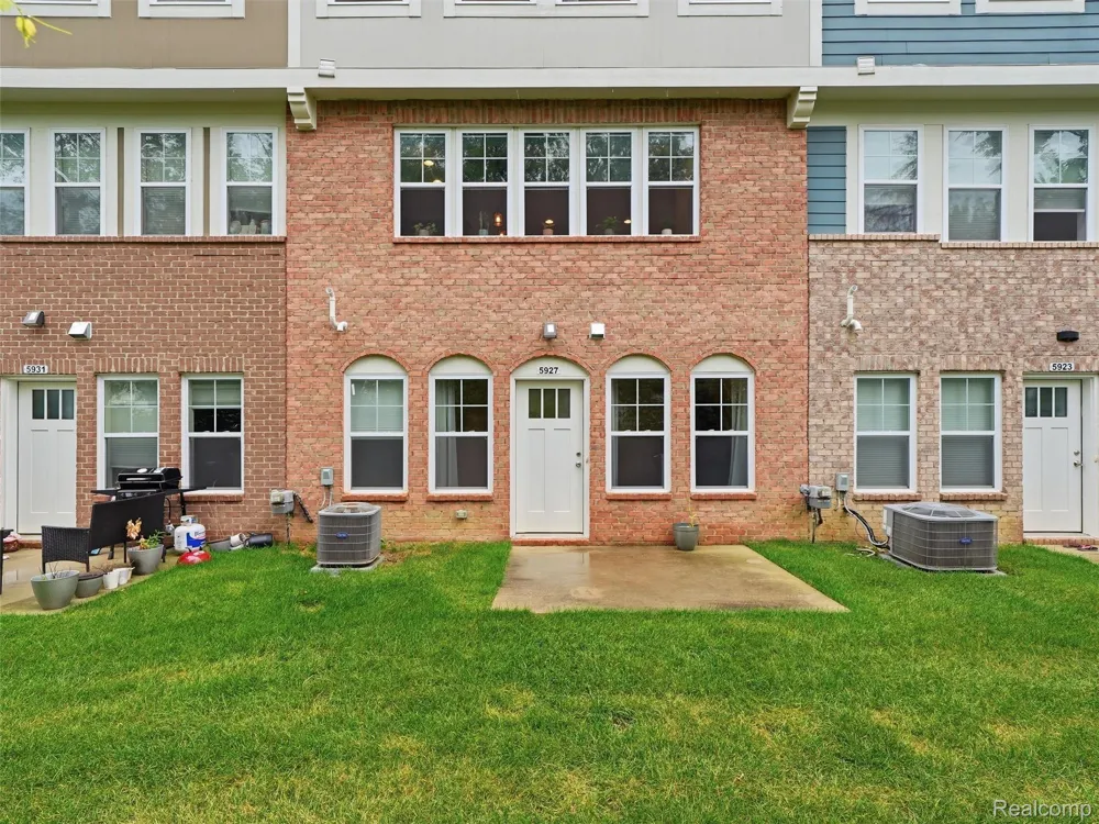 5927 Picall Drive Troy City, MI 48098
