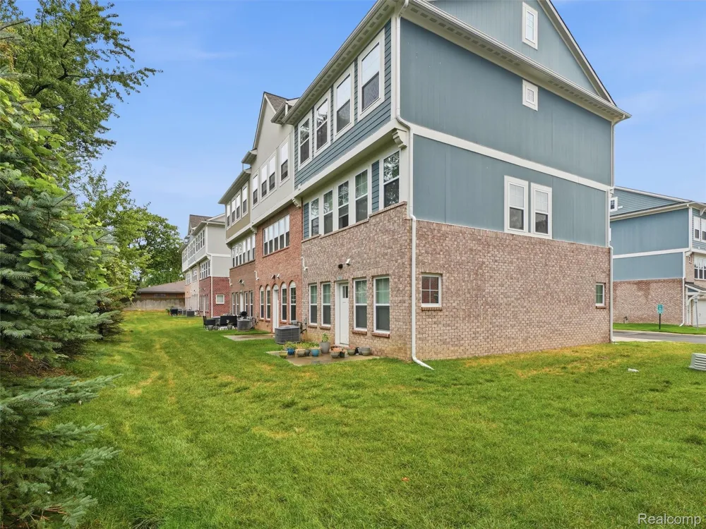 5927 Picall Drive Troy City, MI 48098