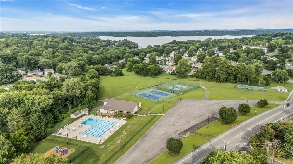 204 Breakwater Dr Hendersonville, TN 37075