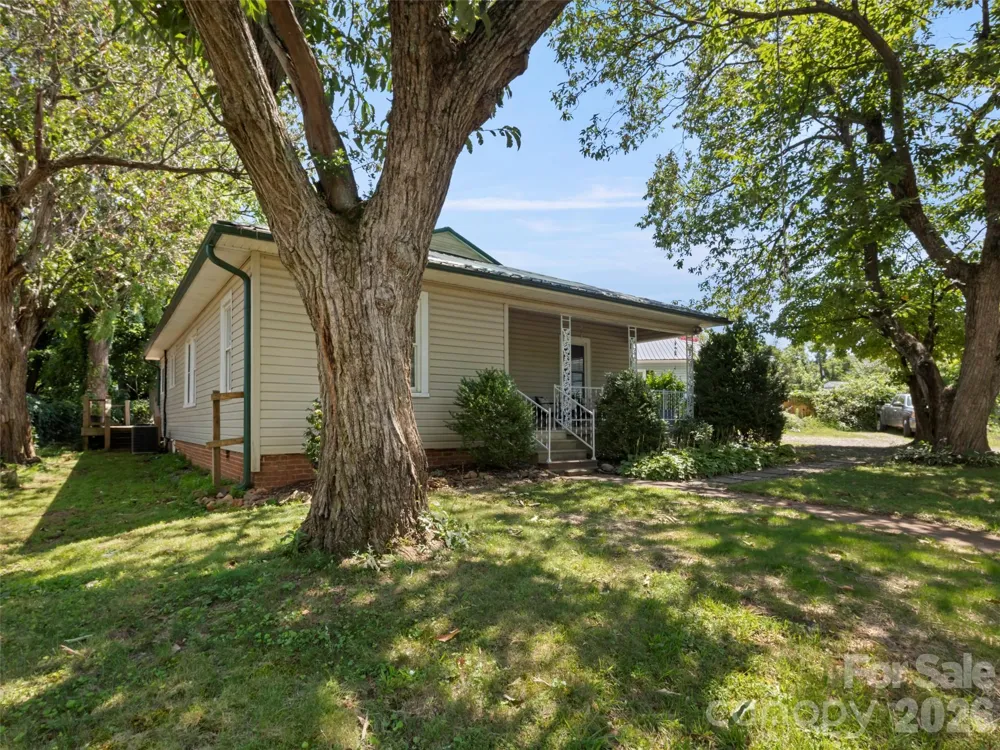 122 Edwards Avenue Swannanoa, NC 28778