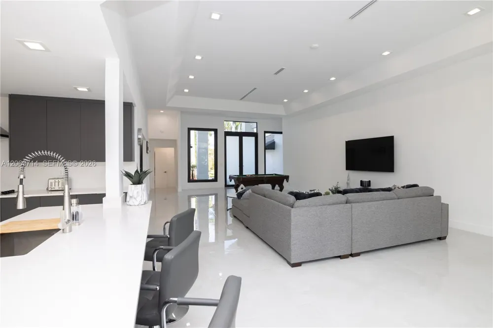 201 Holiday Dr Hallandale Beach, FL 33009