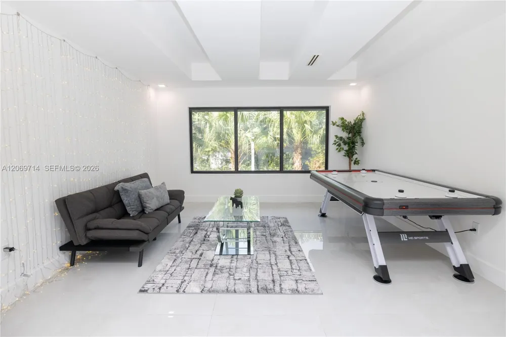 201 Holiday Dr Hallandale Beach, FL 33009