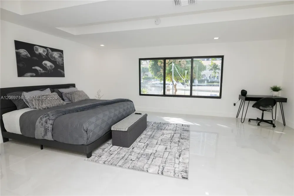 201 Holiday Dr Hallandale Beach, FL 33009
