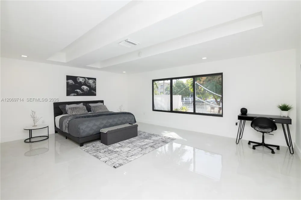 201 Holiday Dr Hallandale Beach, FL 33009