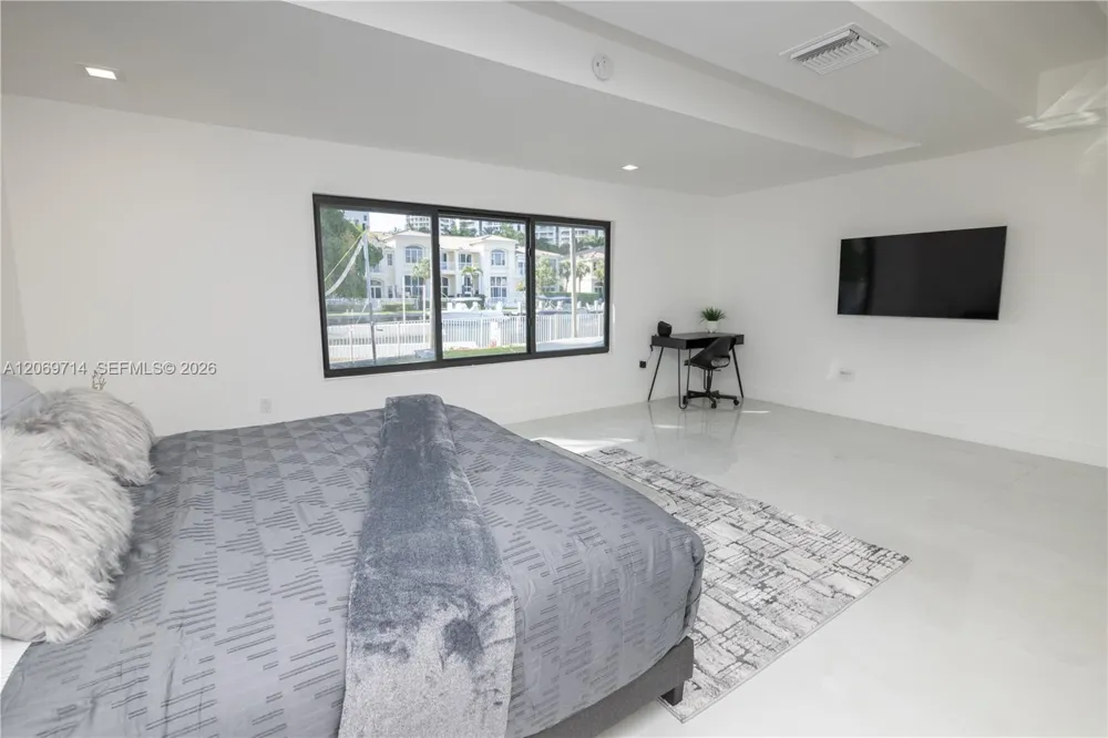 201 Holiday Dr Hallandale Beach, FL 33009
