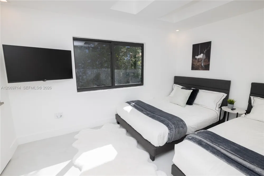 201 Holiday Dr Hallandale Beach, FL 33009