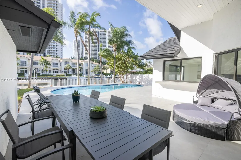 201 Holiday Dr Hallandale Beach, FL 33009