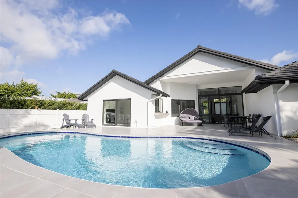201 Holiday Dr Hallandale Beach, FL 33009