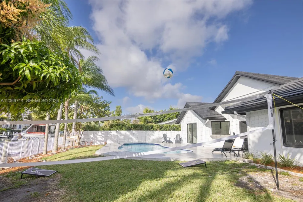 201 Holiday Dr Hallandale Beach, FL 33009