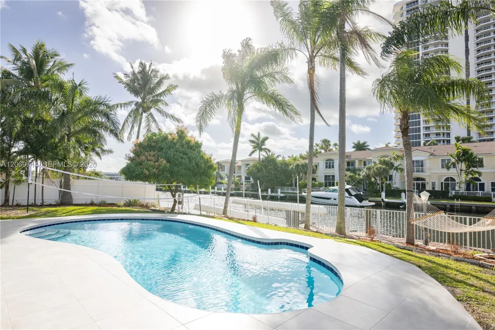 201 Holiday Dr Hallandale Beach, FL 33009