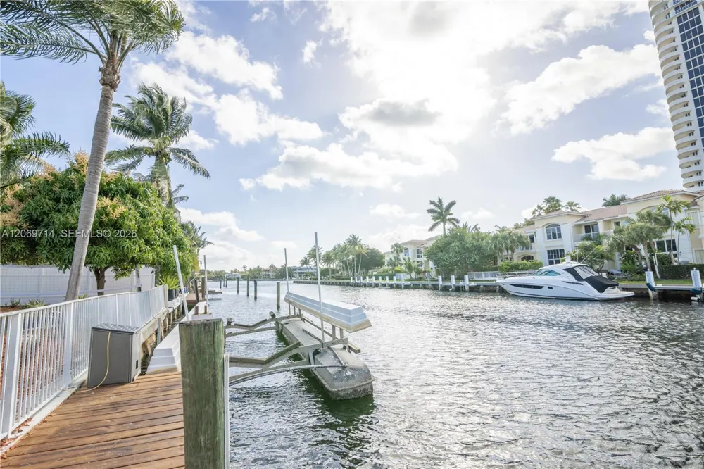 201 Holiday Dr Hallandale Beach, FL 33009