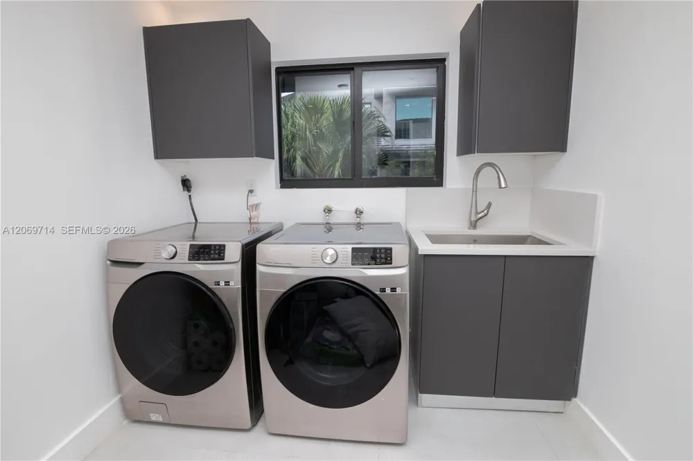 201 Holiday Dr Hallandale Beach, FL 33009